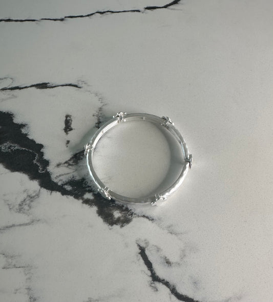 Clover Hammered Bangle - Silver