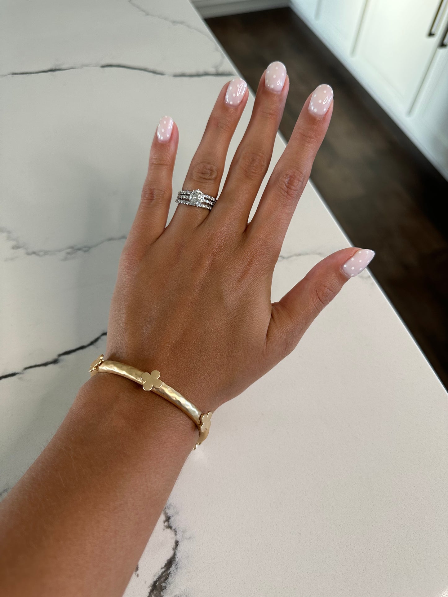 Clover Hammered Bangle - Gold